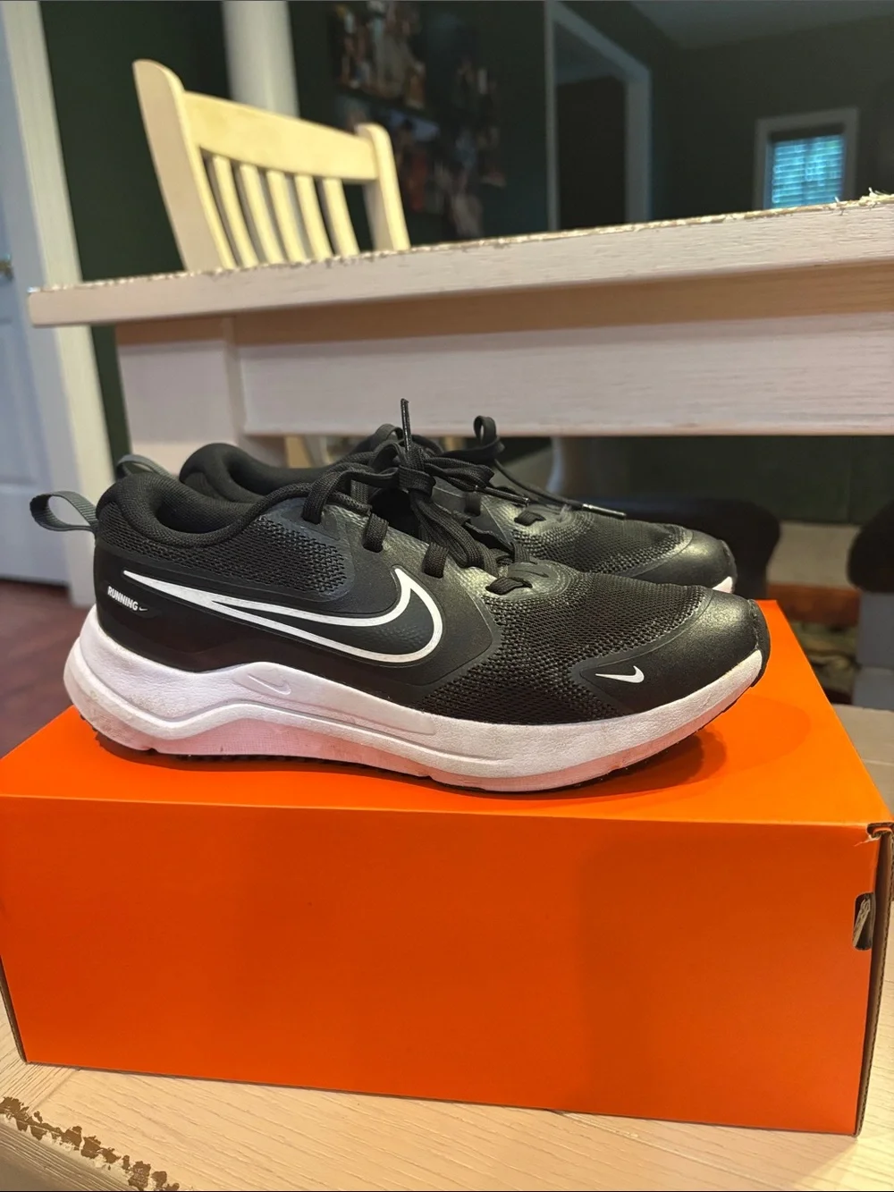 EUC Nike Cosmic Runner Sneakers (GS) Size 4.5 Y - Picture 5 of 11